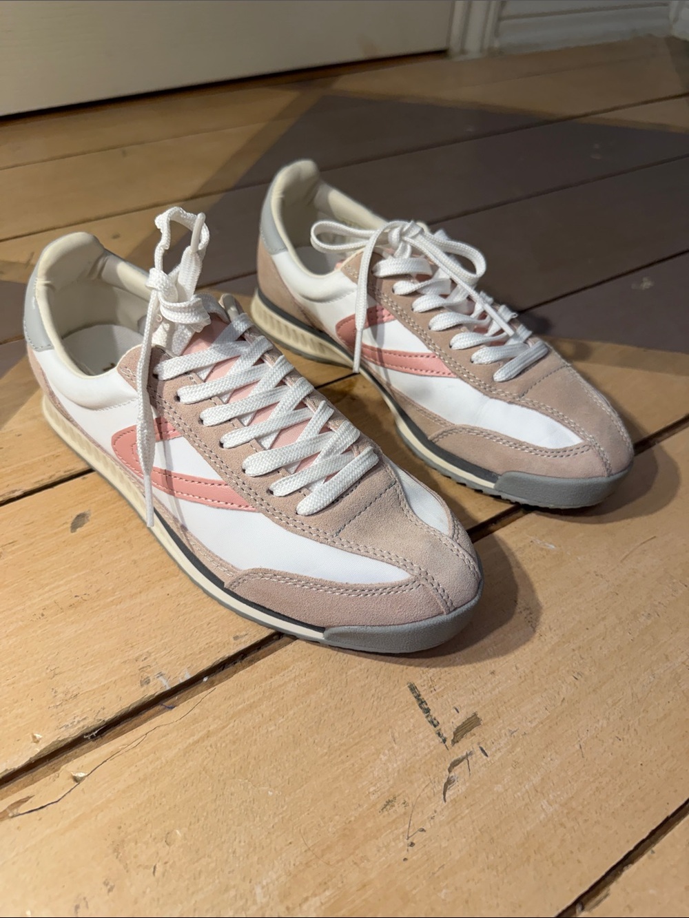 Tretorn Sz 7 Rawlins White Sneakers with Blush and Light Gray Accents